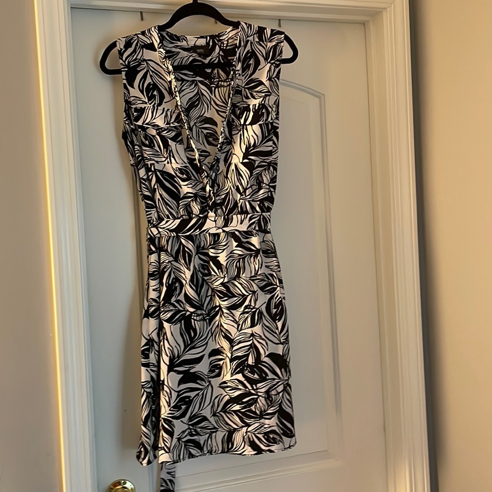 Black & white sleeveless dress in L from Mossimo. So cute & lightweight!